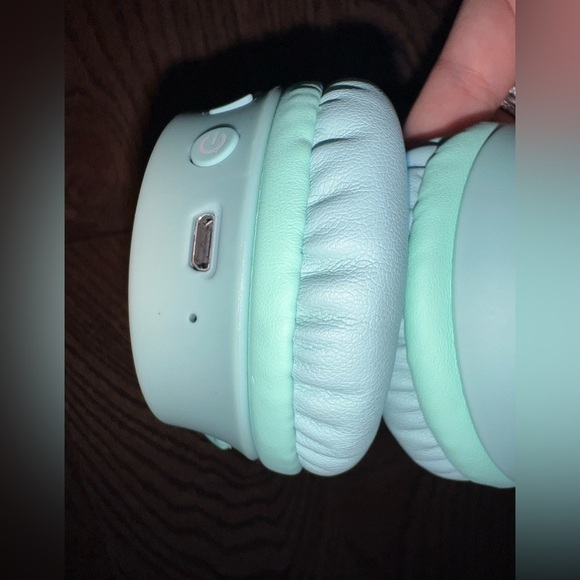 Wireless re chargable headphones - Picture 2 of 3